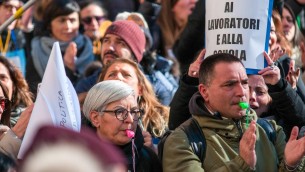 Trasporti, scuola e piazze: ecco gli scioperi tra venerdì e sabato
