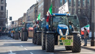Trattori, von der Leyen: "Ascoltiamo agricoltori, proporrò ritiro regolamento Sur su pesticidi"