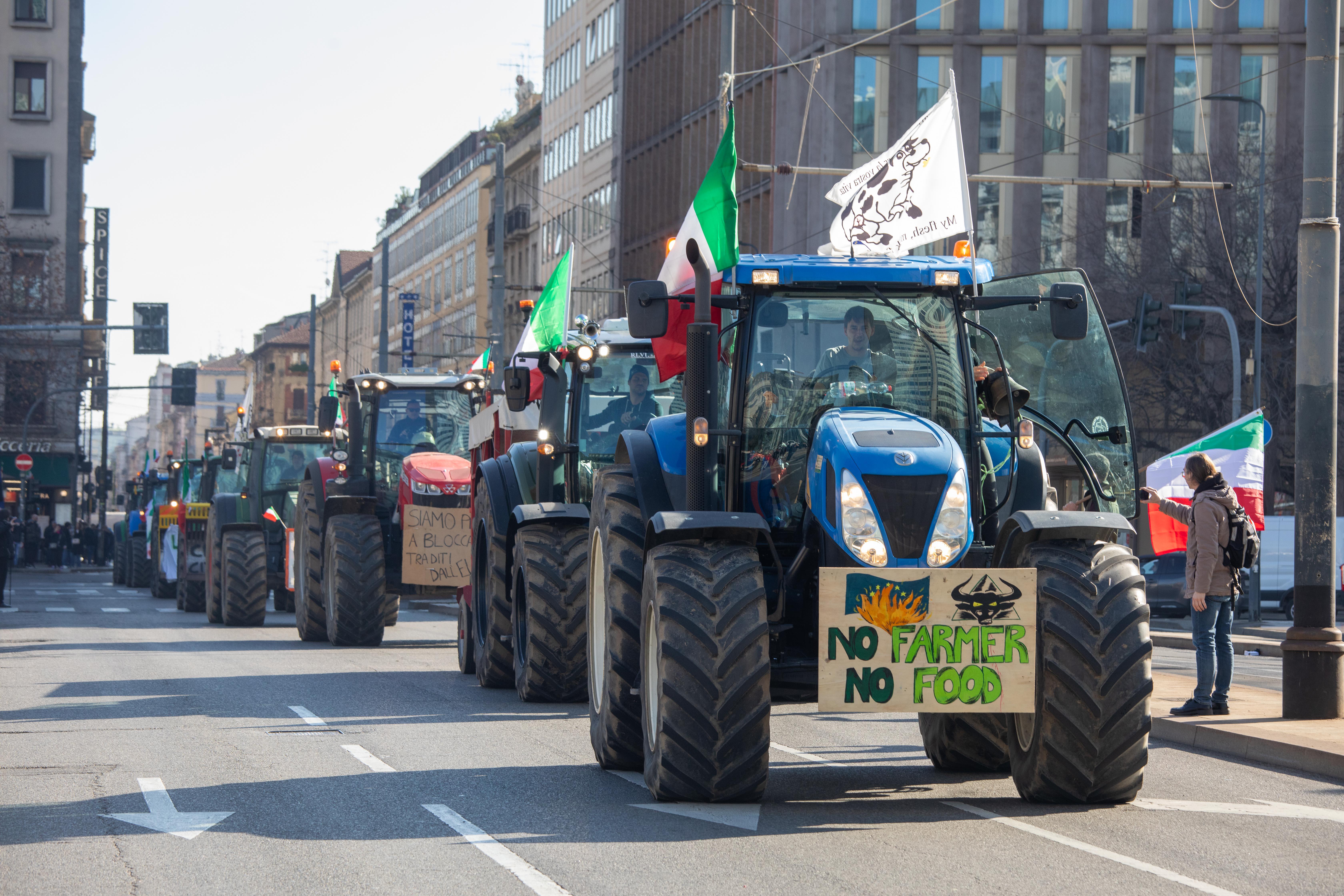 Trattori, von der Leyen: "Ascoltiamo agricoltori, proporrò ritiro regolamento Sur su pesticidi"