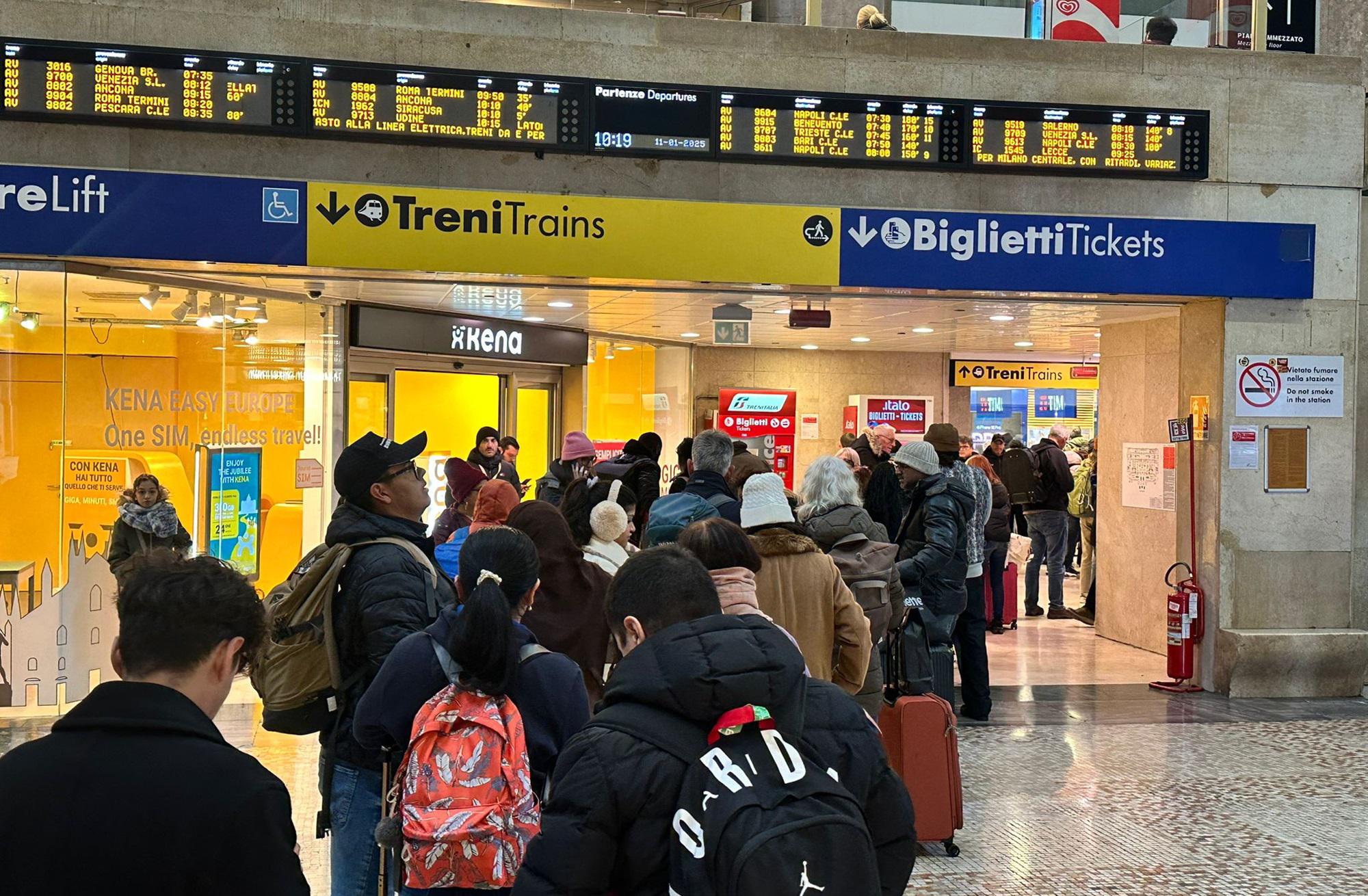 Treni, circolazione sospesa su nodo Milano: ritardi fino a 3 ore e cancellazioni