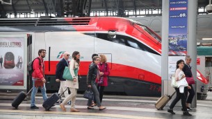 Trenitalia e la promozione su WhatsApp: "E' una fake"