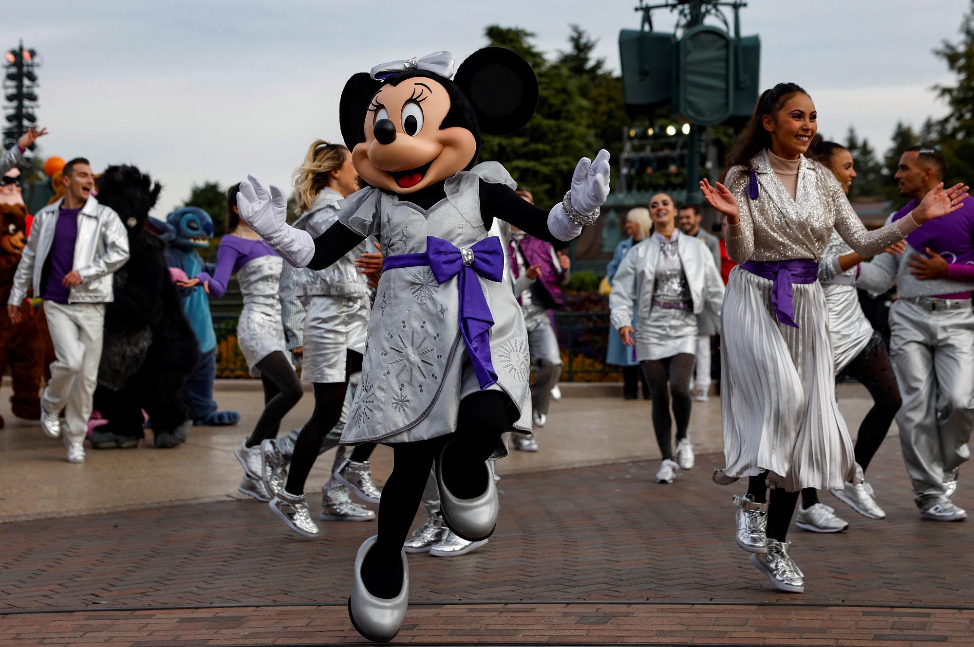 Treno con eurodeputati finisce a Disneyland e non a Strasburgo