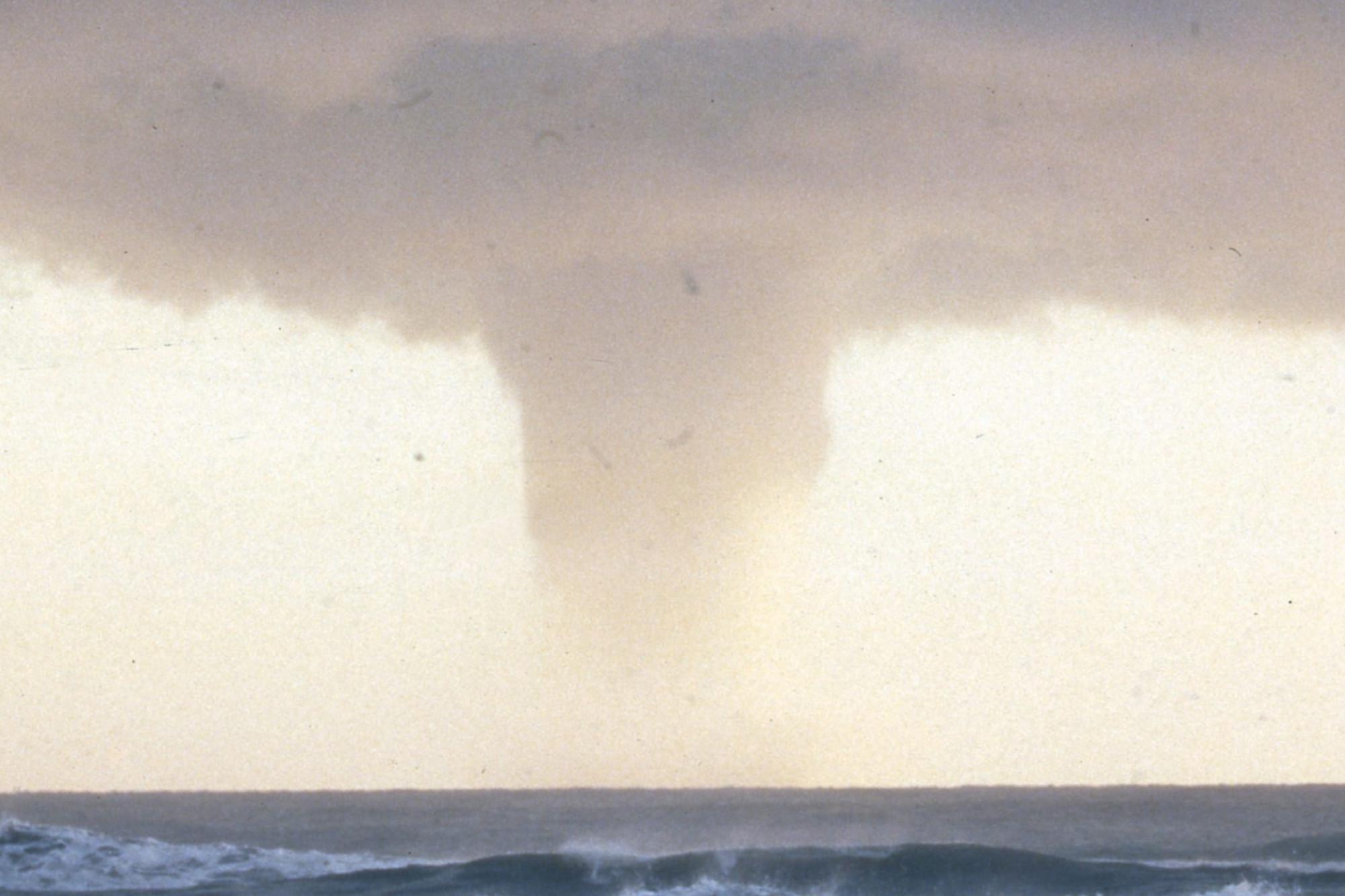 Tromba d'aria in Salento fa volare ombrelloni e lettini