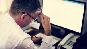 Troppo lavoro cambia il cervello: lo studio