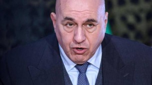 Truffa a nome di Crosetto, il ministro: "Denuncia pronta da venerdì"