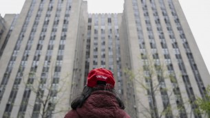 Trump a processo, un uomo si dà fuoco davanti al tribunale di New York