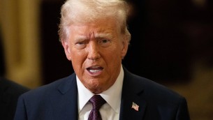 Trump, attacco frontale a Zelensky: "Dittatore senza elezioni"