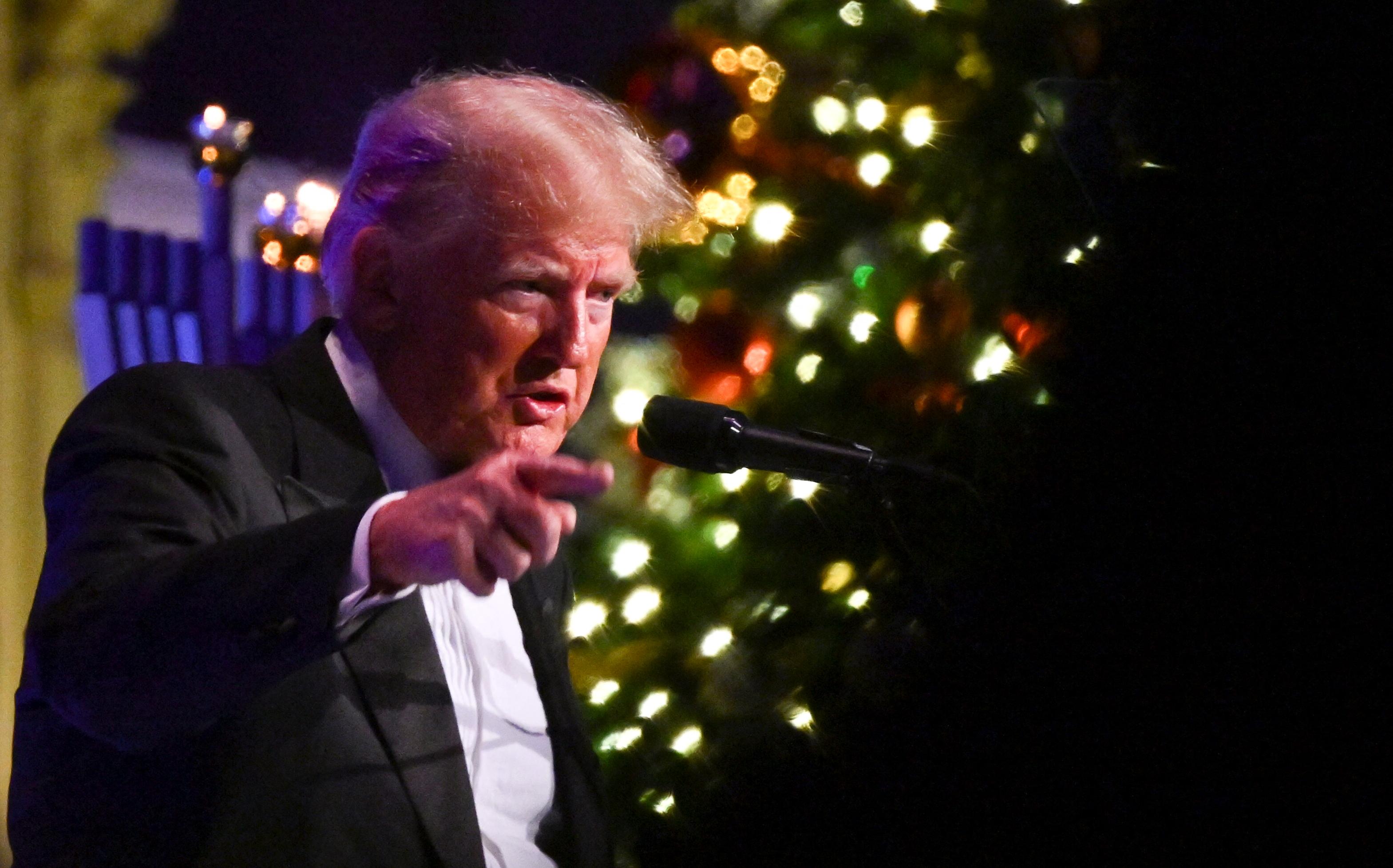 Trump augura Buon Natale a Biden e avversari: "Che marciscano all'inferno"