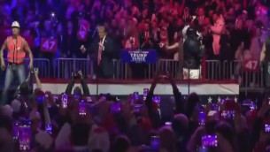 Trump balla con i Village People, show prima di insediamento - Video