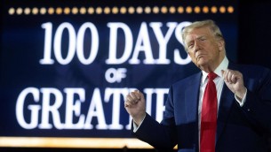 Trump, comizio-show per i primi 100 giorni: "I migliori di sempre, nessun presidente come me"