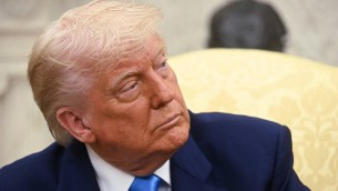 Trump e lo scontro con il giornalista: "Sei un idiota" - Video