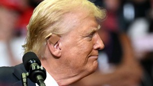Trump in Michigan, primo comizio dopo attentato: insulti ad avversari e lodi a leader autoritari