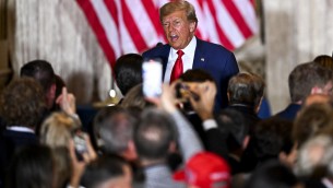 Trump incriminato, discorso-show a Mar-a-Lago