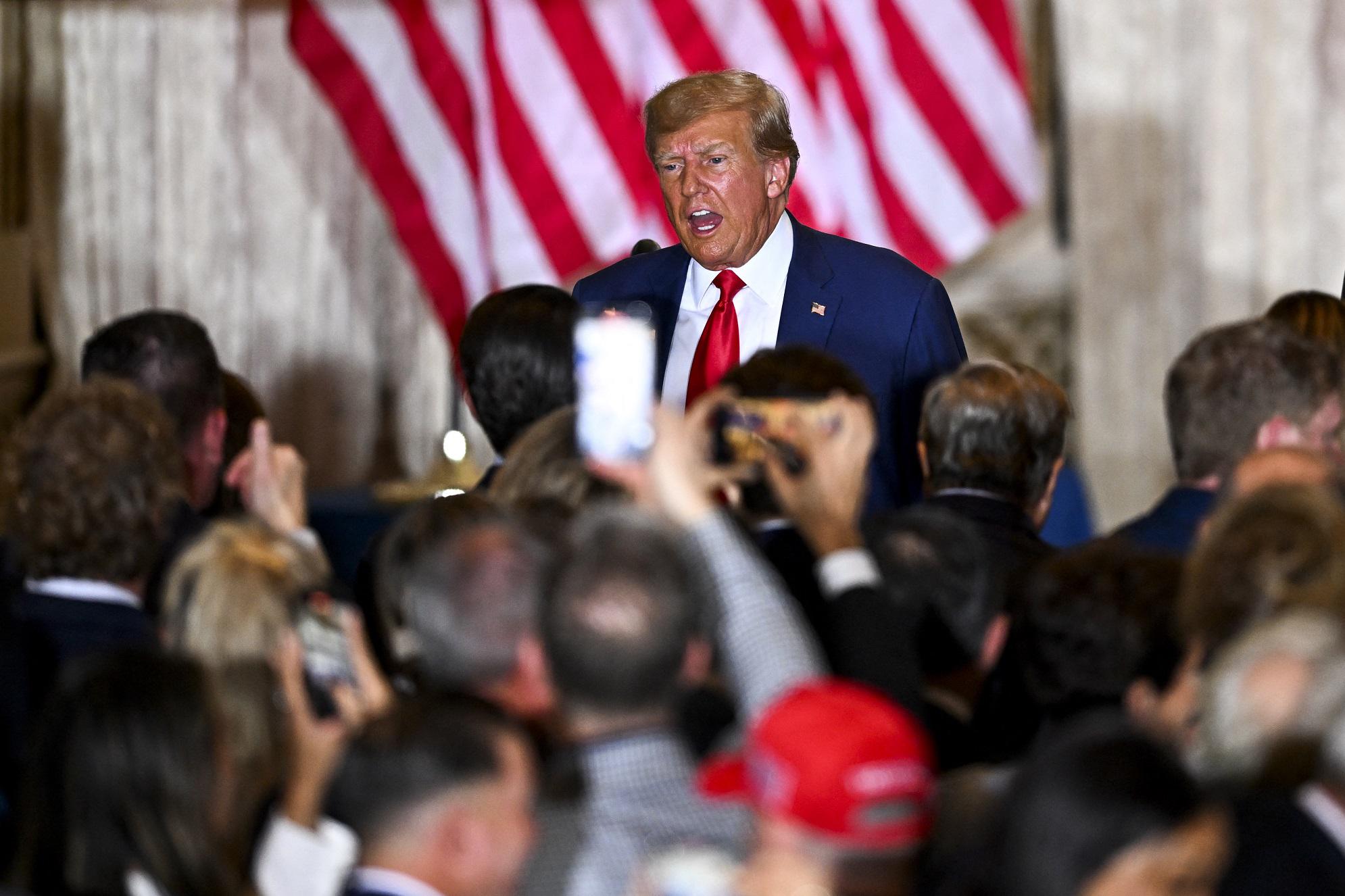 Trump incriminato, discorso-show a Mar-a-Lago