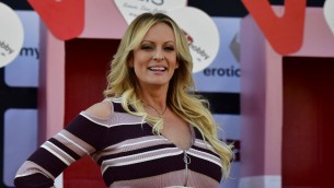 Trump incriminato, Stormy Daniels: "Brindo con lo champagne"