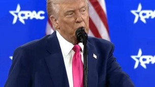 Trump, l'attacco a Biden con parolaccia