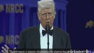 Trump: "Mi baciano il sedere per un accordo sui dazi" - Video