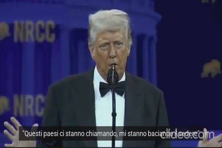 Trump: "Mi baciano il sedere per un accordo sui dazi" - Video