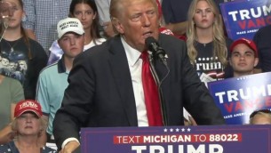 Trump, primo comizio dopo l'attentato e Biden nel mirino: "E' stupido, democratici disperati"
