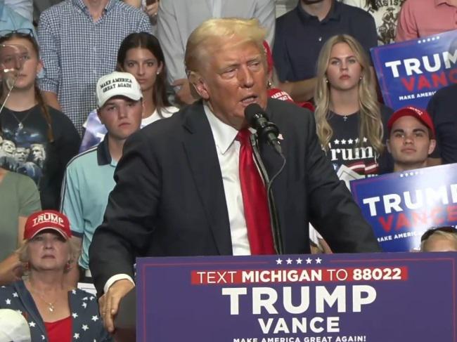 Trump, primo comizio dopo l'attentato e Biden nel mirino: "E' stupido, democratici disperati"