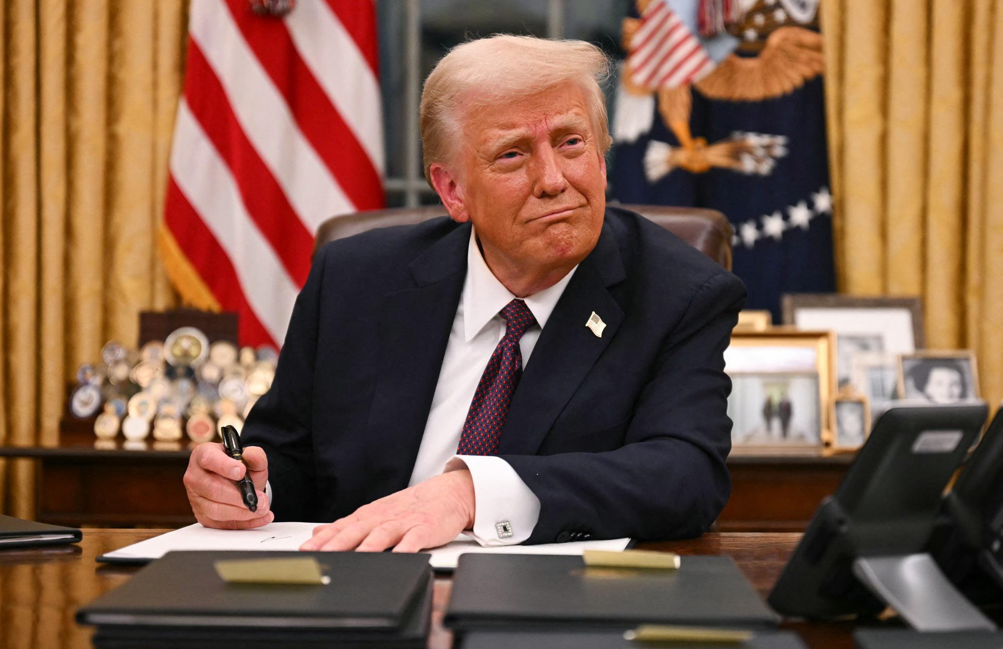 Trump, raffica di ordini esecutivi nel Day 1: dai migranti al clima, cosa cambia in Usa