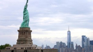 "Trump, restituisci la Statua della Libertà", la provocazione dalla Francia e la Casa Bianca risponde