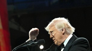 Trump senza freni: "Paesi mi baciano il sedere per accordo su dazi"