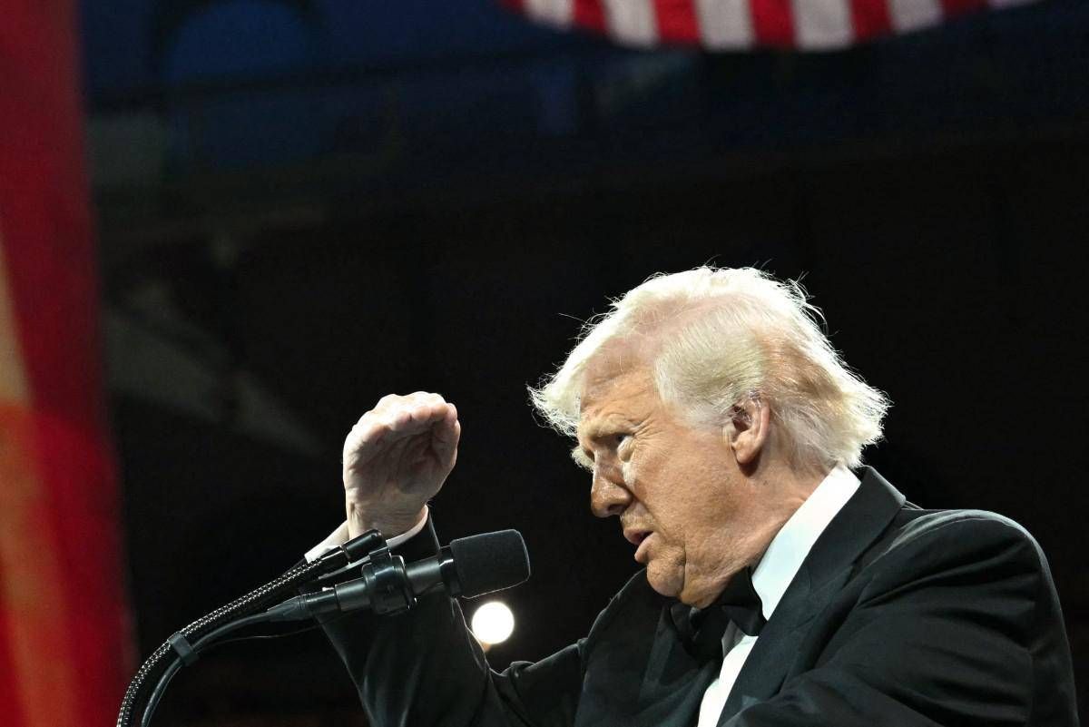 Trump senza freni: "Paesi mi baciano il sedere per accordo su dazi"