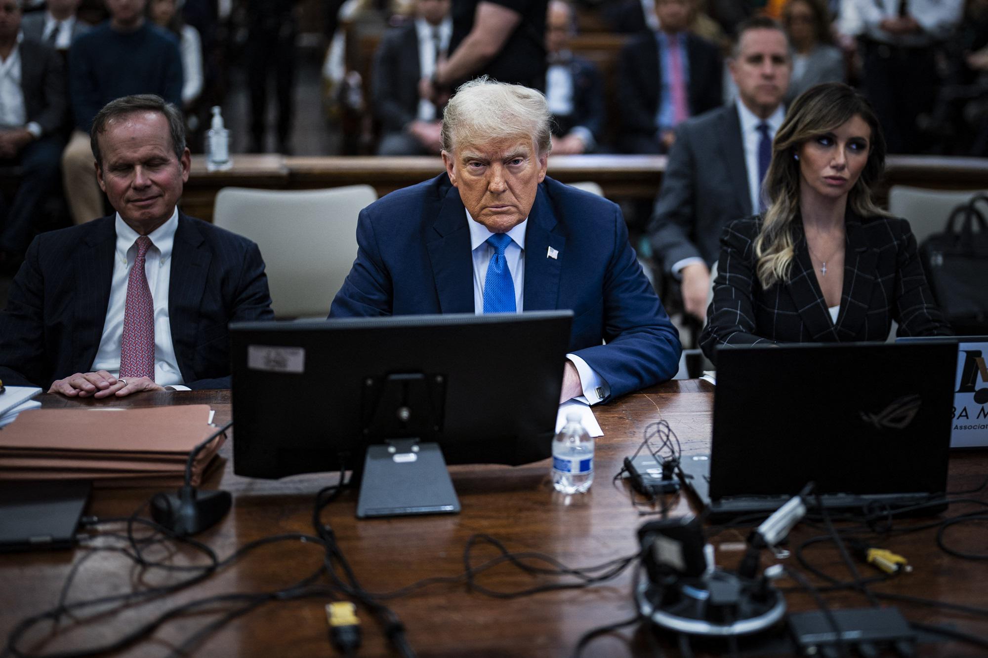 Trump-show al processo per frode, comizio in aula per il tycoon