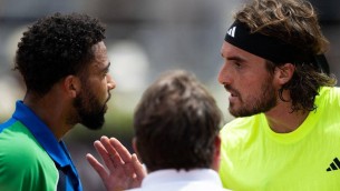 Tsitsipas lo colpisce, Fils si infuria: tensione agli Internazionali d'Italia - Video