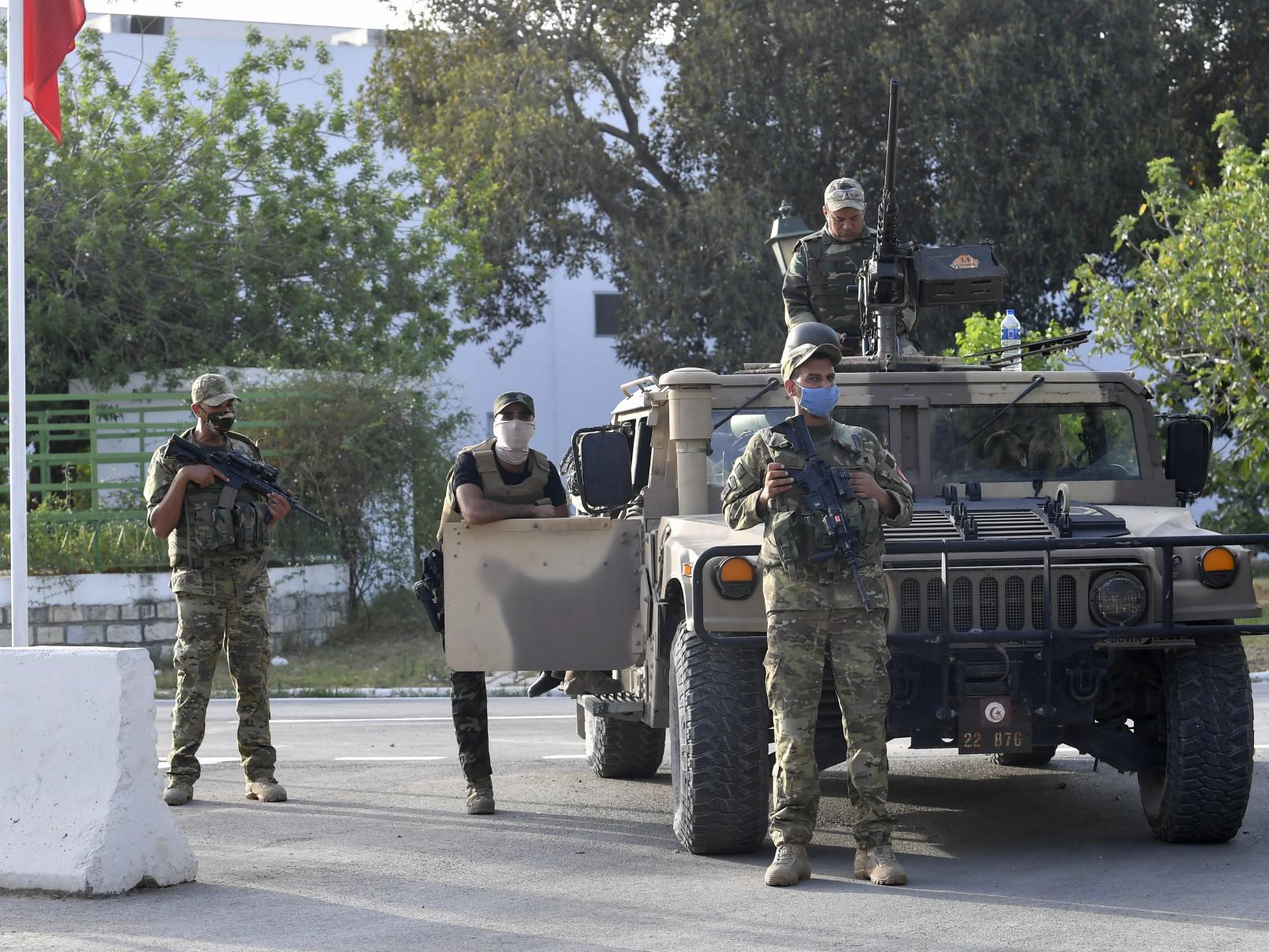 Tunisia, presidente ordina coprifuoco notturno per un mese
