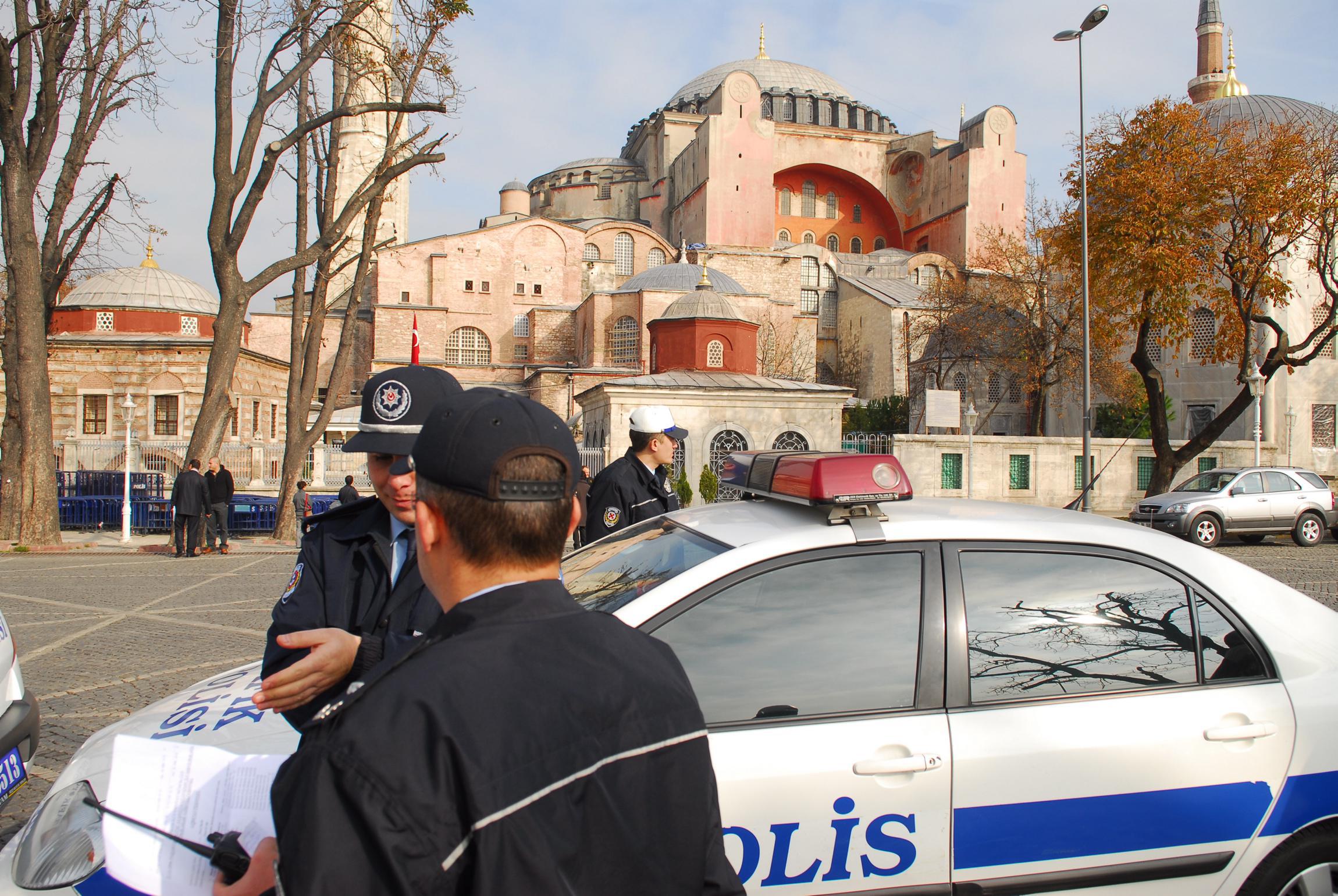 Turchia, arrestati 10 giornalisti di media pro-curdi