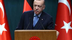 Turchia contro i curdi, Erdogan: "Operazioni anche in Siria, gli spaccheremo la testa"