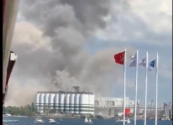 Turchia, esplosione in zona silos di grano nel porto di Derince: diversi feriti - Video