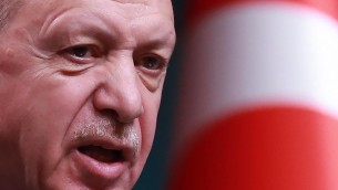 Turchia, malore per Erdogan in diretta tv