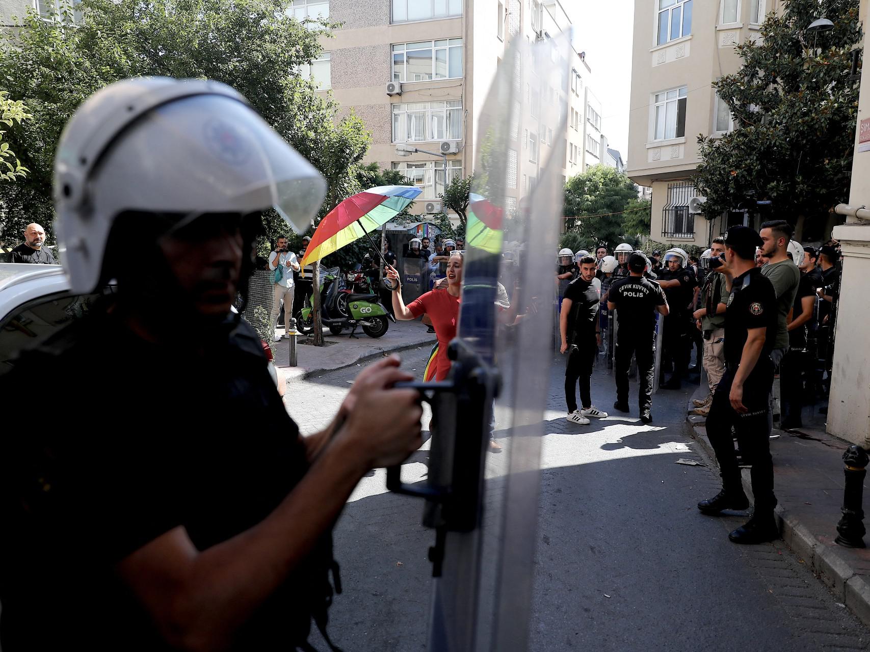Turchia, protesta per diritti Lgbtq: oltre 200 arresti a Istanbul