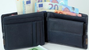 Turista perde portafoglio con 3mila euro, 36enne lo trova e lo riconsegna
