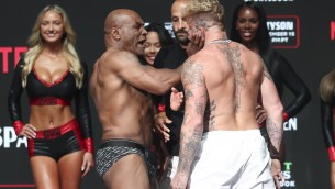 Tyson contro Paul, ceffone prima del match dell'anno - Video