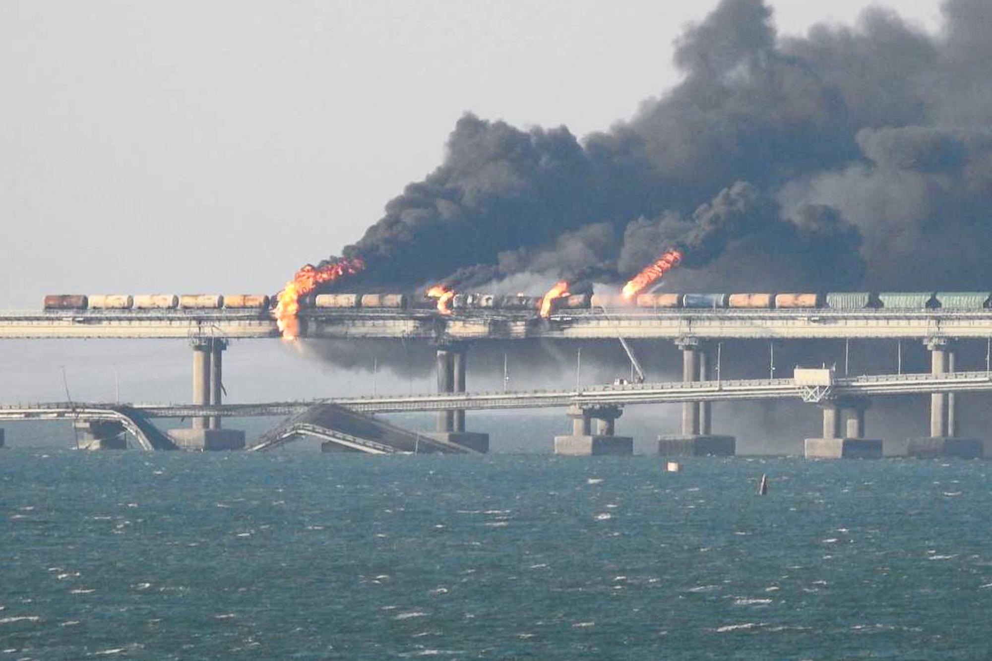 Ucraina, 007 Kiev: "Ponte Crimea è simbolo Russia e sarà distrutto"