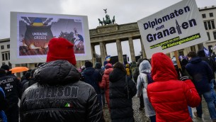 Ucraina, 10mila in piazza a Berlino: "Sì diplomazia, no a invio armi"