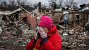 Ucraina, Alevtina racconta la fuga: "Mariupol come la Fenice, risorgerà dalle ceneri"
