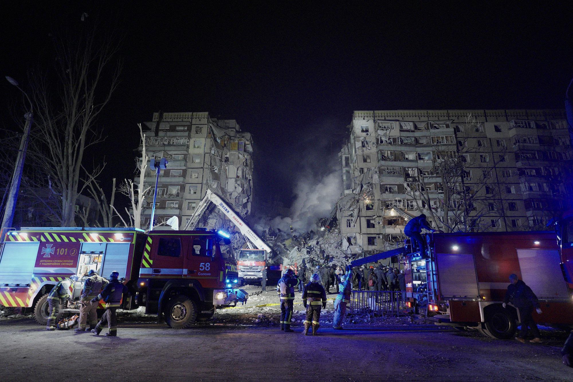 Ucraina, almeno 20 morti in raid russo su Dnipro: si scava tra le macerie