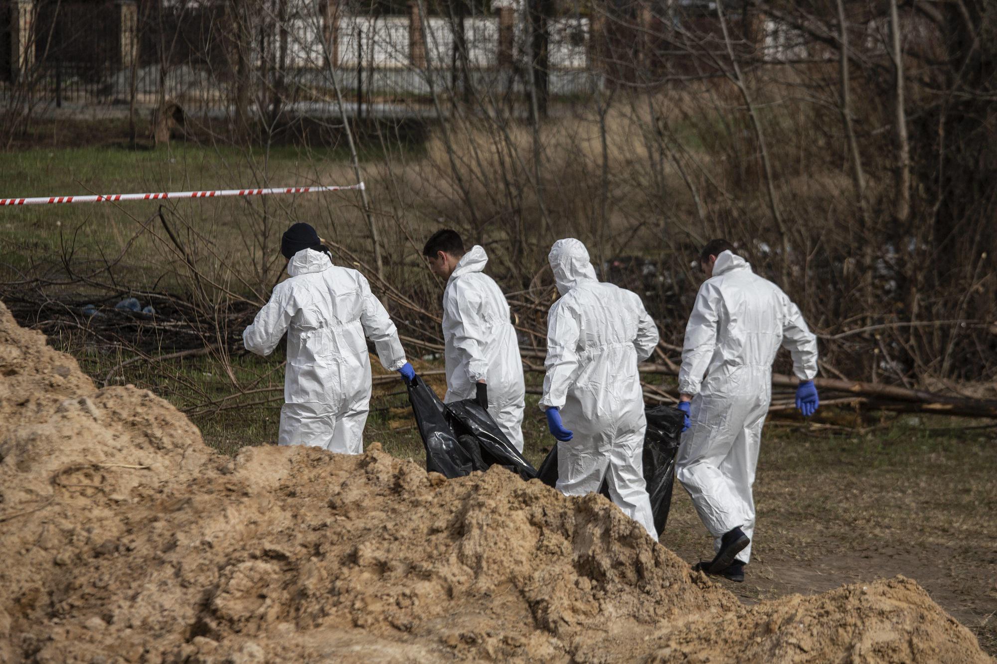 Ucraina, arcivescovo Kiev: "500 cadaveri in fossa comune con mani legate"