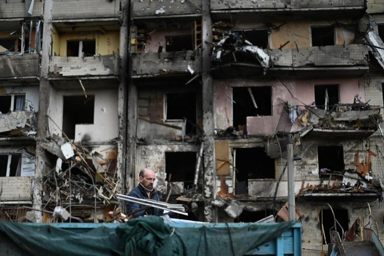 Ucraina, attacchi con droni nella notte: un morto a Kiev
