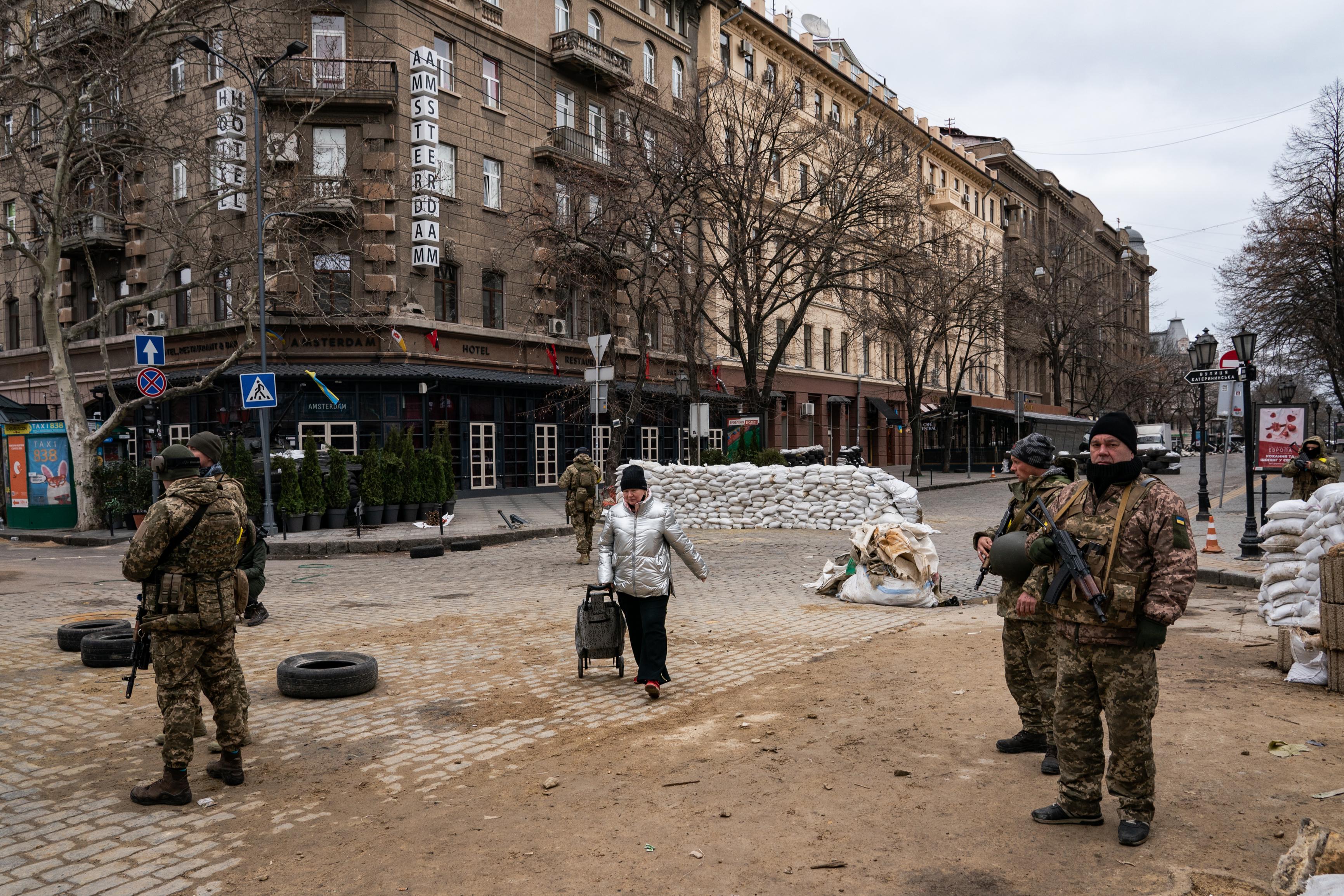 Ucraina, attivista Mediterranea a Odessa: "In centro città fili spinati e aria di guerra"