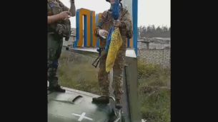 Ucraina, bandiera Kiev sventola a Lyman - Video
