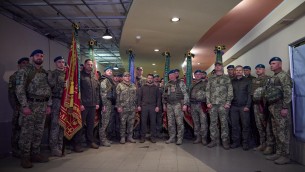Ucraina, 'blitz' di Zelensky sulla linea del fronte del Donetsk - Video