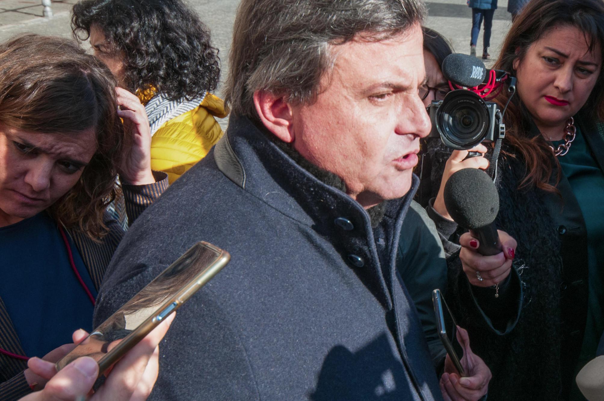 Ucraina, Calenda contro Vauro: "Vai a Kiev e ti passa voglia di sfottere"