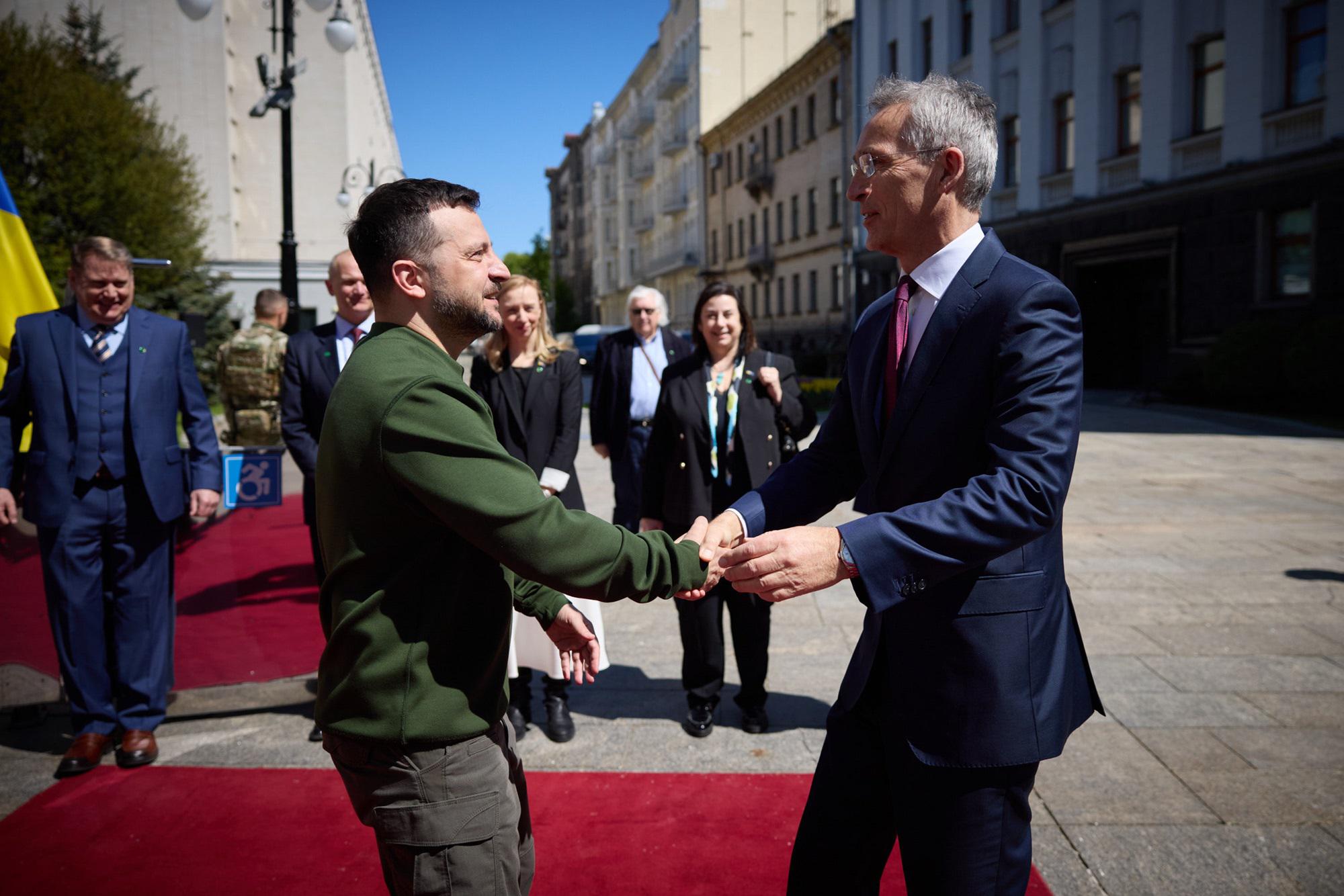 "Ucraina entrerà nella Nato", la promessa di Stoltenberg a Zelensky