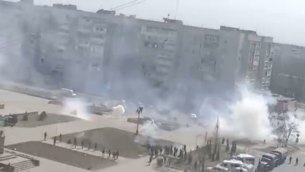 Ucraina, folla in piazza a Enerhodar: spari e esplosioni - Video